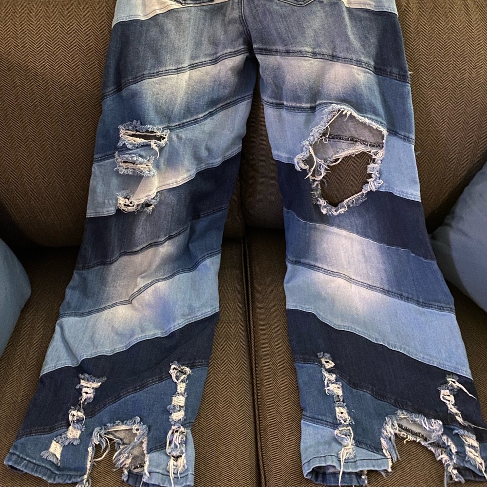 Beautiful Ripped Jeans - Picture 2 of 7